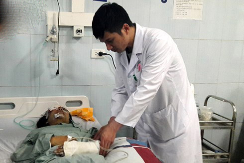 Hiện nay các chuyện gia Bệnh viện Việt Đức đã có mặt tại Lai Châu để hỗ trợ địa phương cứu chữa người bị thương.  