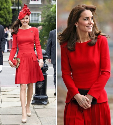 Trong sự kiện năm 2012, vợ Hoàng tử William kết hợp thiết kế Alexander McQueen đỏ rực với phụ kiện túi xách và mũ cài cùng tông màu. Sau đó 3 năm, cô tối giản bộ trang phục khi góp mặt tại bữa tiệc Giáng sinh của trường Anna Freud ở London.  