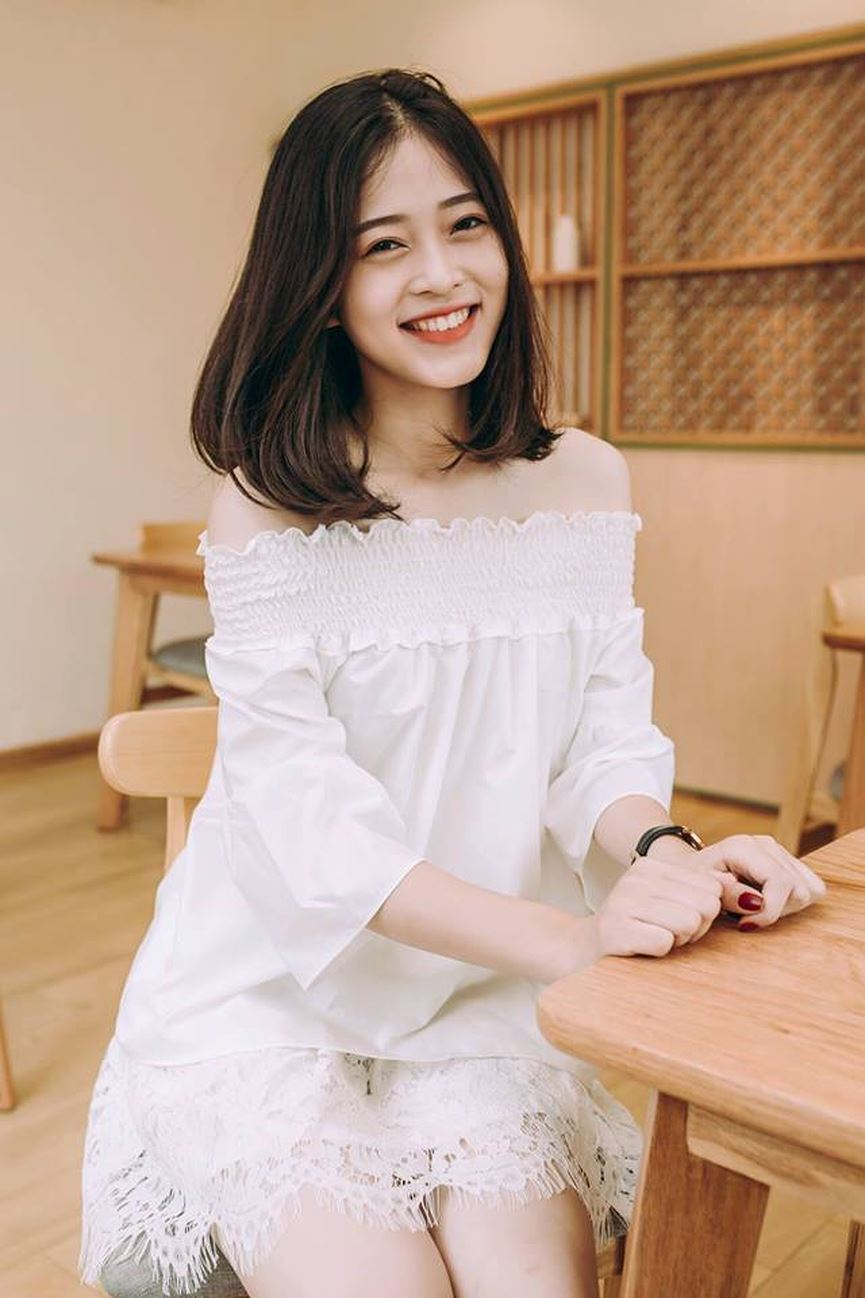 Á hậu Bùi Phương Nga sinh năm 1998, hiện là sinh viên Đại học Kinh tế Quốc dân Hà Nội.