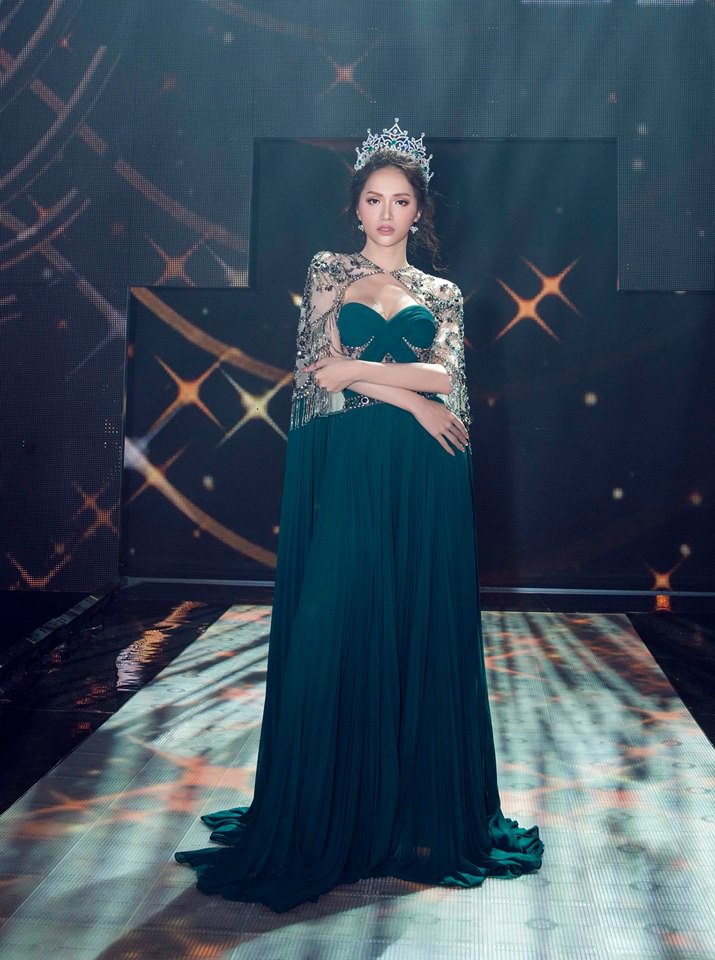 Ở một diễn biến khác, Hương Giang lại tỏa sáng thực sự, đúng phong thái hoa hậu khi diện bộ váy này trong đêm CK Hoa hậu Chuyển giới Thái Lan hồi đầu tháng 9.    