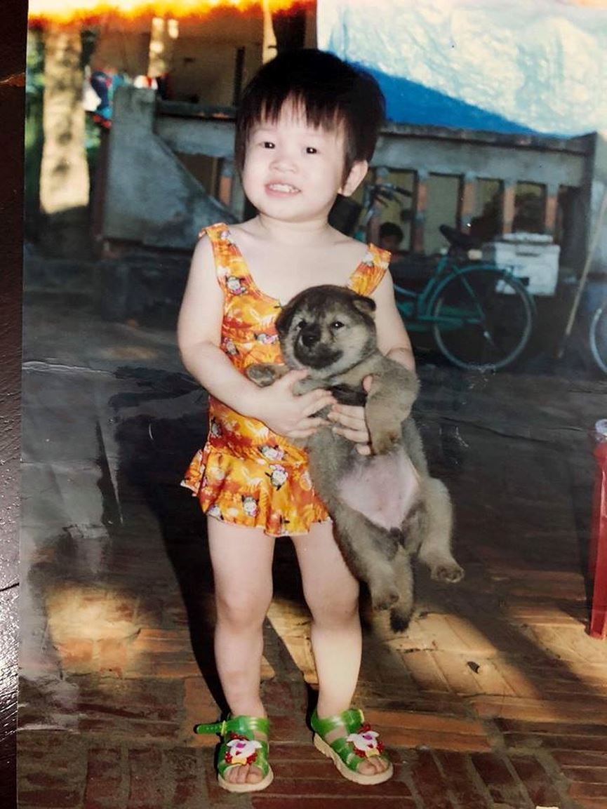 Cô không ngại công khai hình ảnh ngày còn thơ bé.
