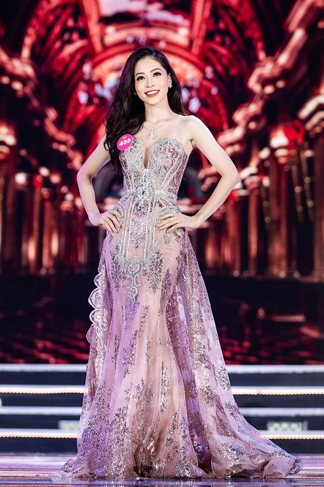 Phương Nga có câu trả lời ứng xử tốt trong đêm chung kết Hoa hậu Việt Nam 2018. Á hậu 1 sở hữu cao 1,73 m, cùng các số đo 84-64-92.