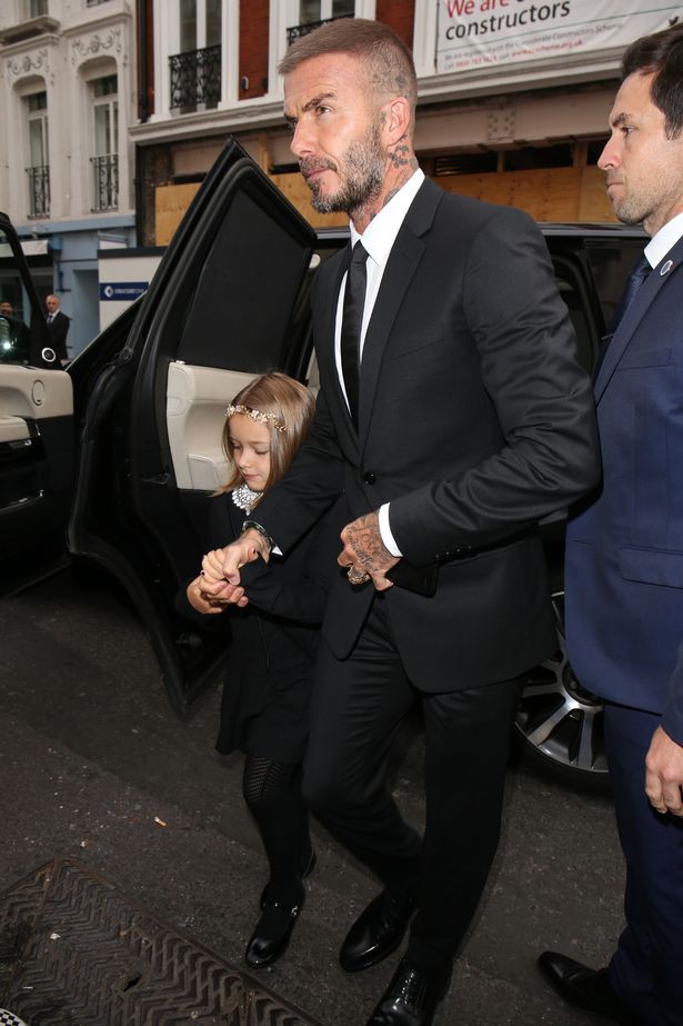 Đại gia đình Beckham có mặt từ rất sớm để ủng hộ mẹ Vic. Ông xã David Beckham và con gái út Harper Seven cùng diện đồ màu đen rất sang trọng, chỉn chu.    