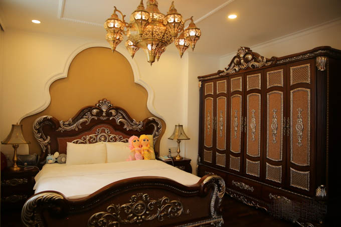 Tầng hai là phòng ngủ mang phong cách Ảrập huyền bí của vợ chồng Thúy Hạnh. Cựu người mẫu muốn mỗi khu vực trong nhà mang màu sắc khác nhau, tạo cảm giác mới mẻ, thú vị.    