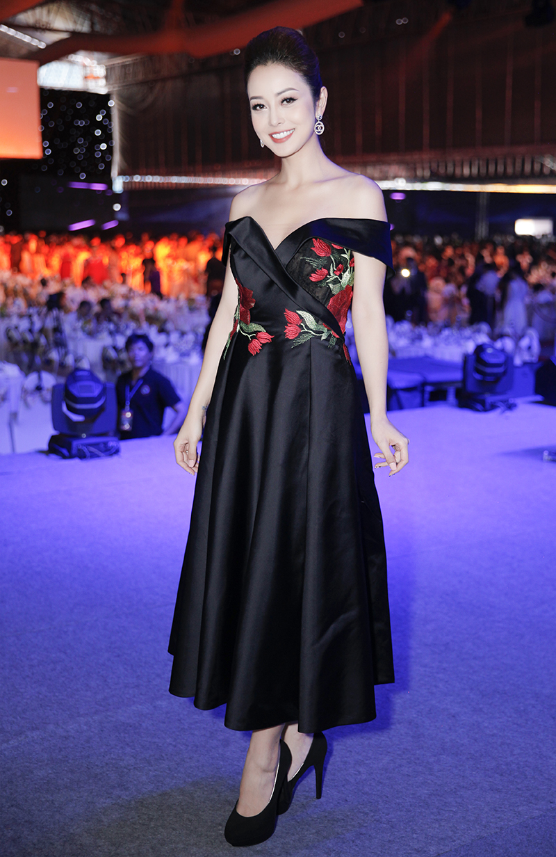 Tối qua (18/9), Hoa hậu Jennifer Phạm đã xuất hiện với vai trò MC tại một sự kiện ở TP HCM.  