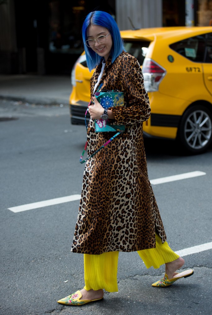 Irene Kim chọn áo khoác da báo dáng dài và quần xếp ly màu vàng nổi bật.