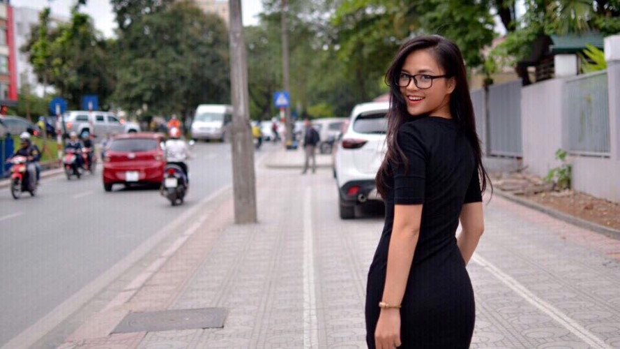 Thu Quỳnh mặc váy đen ôm bó sát dạo phố. Chẳng cần hở hang cô nàng vẫn vô cùng quyến rũ.