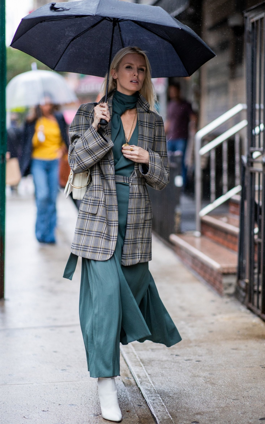 Trời mưa càng tạo cơ hội cho áo khoác blazer phát huy tác dụng của mình. Vừa thời trang vừa giúp giữ ấm, áo blazer kết hợp cùng đầm midi màu xanh cổ vịt là lựa chọn của blogger Kate Davidson Hudson.