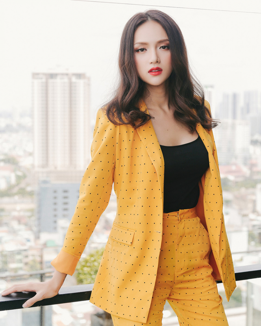 Hoa hậu chuyển giới Hương Giang mix-match thông minh khi trưng dụng họa tiết chấm bi trên nền suit cách điệu màu vàng đậm. Cô cũng là một trong những mỹ nhân chăm chỉ diện loại trang phục này.