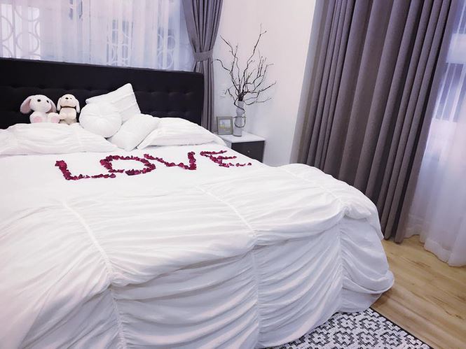 Phòng ngủ được trang trí theo gam màu trắng.    