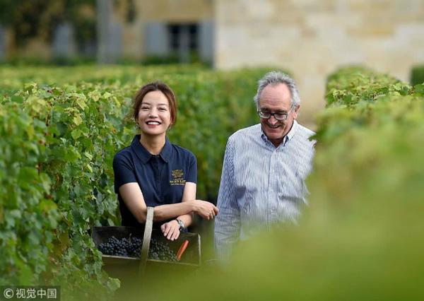 Một chuyên gia trong lĩnh vực sản xuất rượu vang cùng vào vườn và trò chuyện, trao đổi với bà chủ trang trại.    