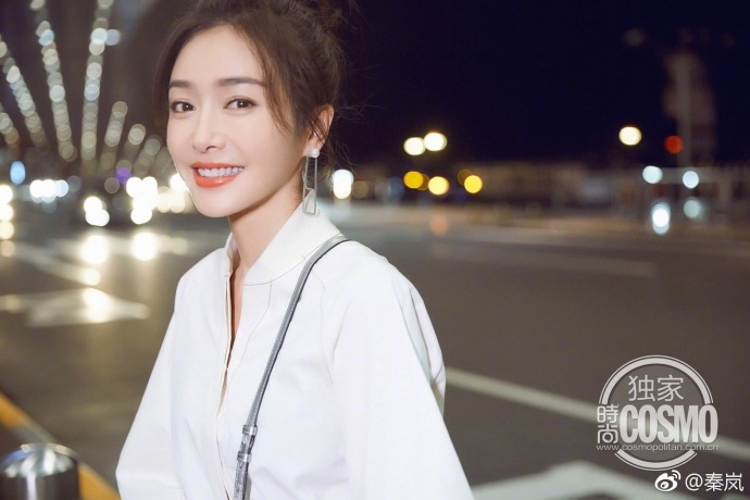 Tần Lam đẹp đến phát sáng cả trời đêm trong bộ trang phục trắng đơn giản.    