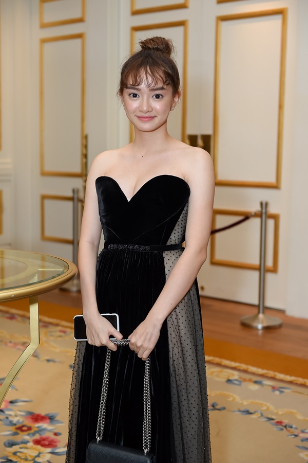 Kaity Nguyễn đến xem show diễn thời trang với một bộ váy đen cúp ngực khoe vai trần gợi cảm.    