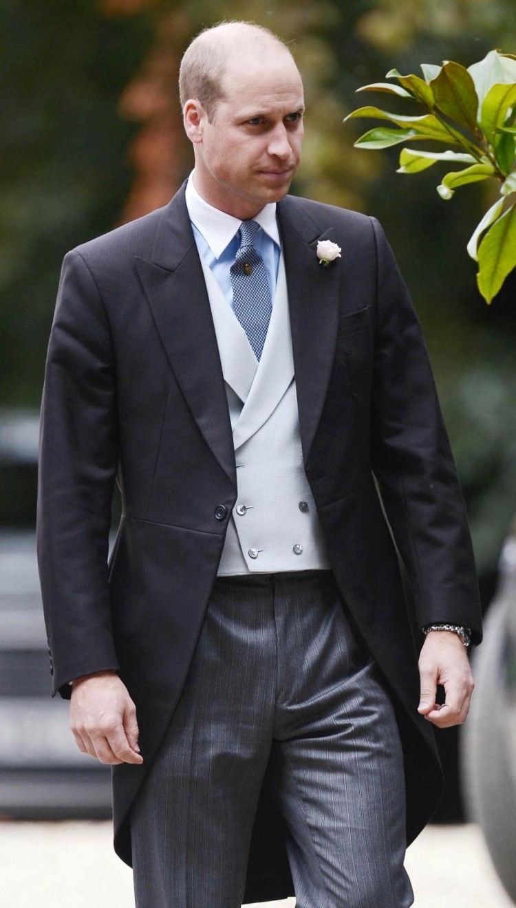 Trong khi đó, Hoàng tử William vẫn bảnh bao trong bộ áo đuôi tôm truyền thống. 