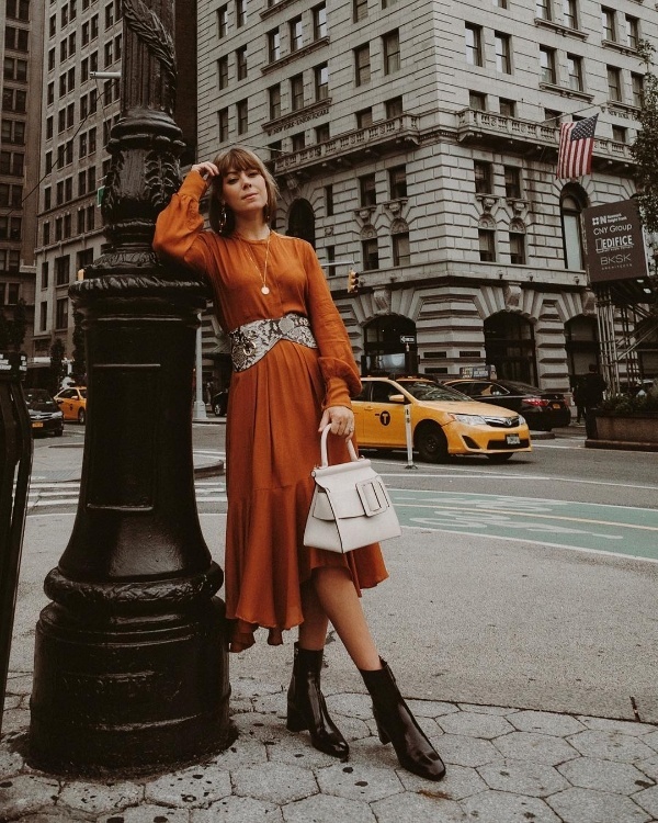 Jenny Cipoletti trung thành với phong cách thanh lịch mà nữ tính. Fashionista phương Tây lăng xê gam màu cam đất - một trong những tông màu hot nhất mùa thu này bằng cách diện một mẫu đầm dáng dài khá duyên dáng.    