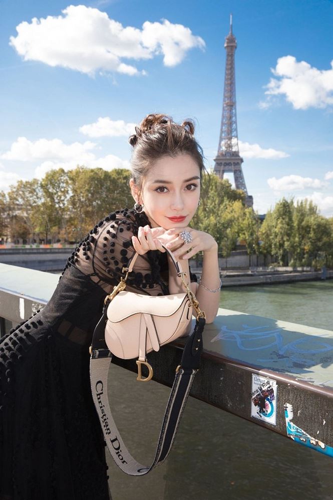 Nữ diễn viên 29 tuổi đến Pháp tham dự show xuân hè 2019 của thương hiệu Christian Dior.  