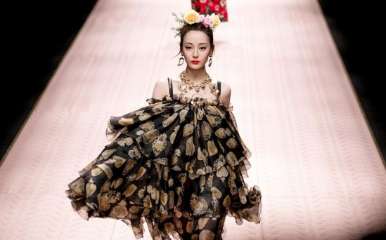Địch Lệ Nhiệt Ba là ngôi sao châu Á được hãng thời trang Dolce&Gabbana rất ưu ái, bởi cô sở hữu vẻ đẹp ấn tượng khác lạ, rất Tây và cũng rất Á đông.  