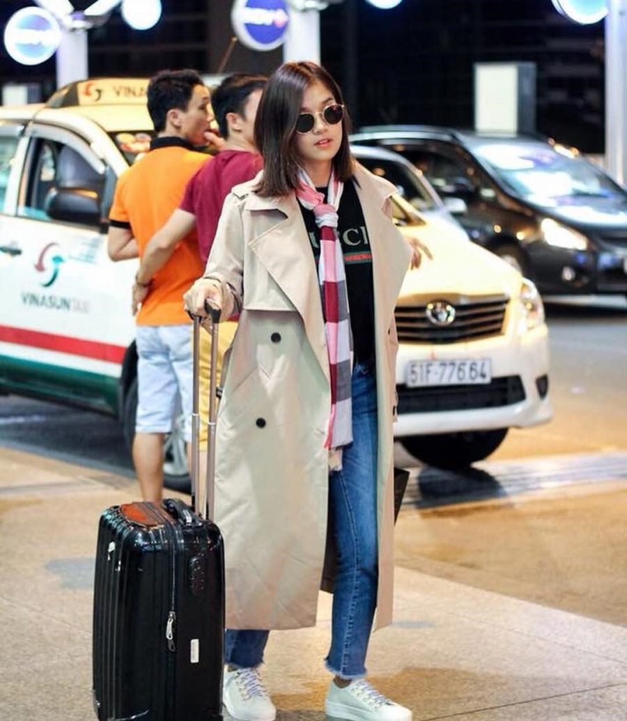 Hoàng Yến Chibi ăn mặc giản dị nhưng vẫn nổi bật ở sân bay. Áo phông cùng quần jeans luôn là lựa chọn của nữ ca sĩ cho thời trang sân bay.  