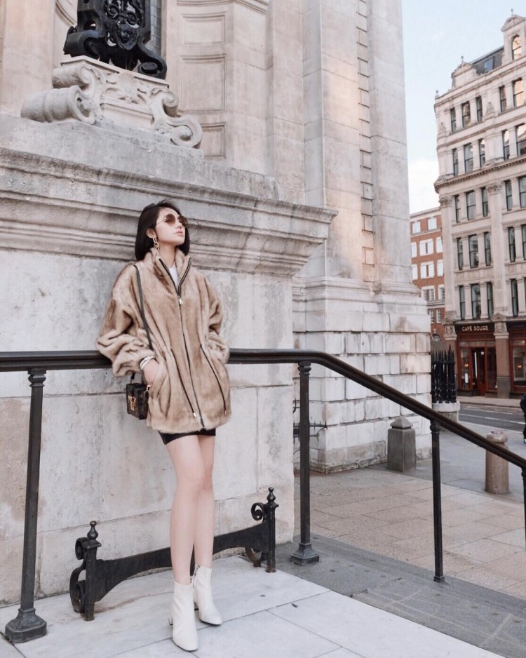 Áo khoác lông khoe chân dài miên man là cách mà Jolie Nguyễn sử dụng để vừa giữ ấm, vừa nổi bật trên phố nước bạn.  