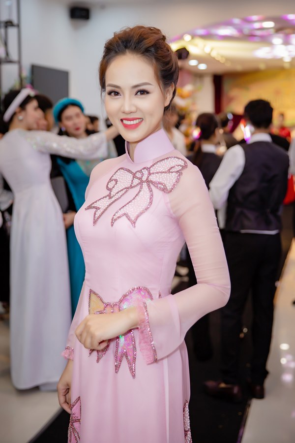Bạn gái của diễn viên Công Lý – nữ phóng viên Ngọc Hà cũng xuất hiện tại sự kiện này. Cô diện bộ áo dài màu hồng với hoạ tiết nơ độc đáo khoe vẻ đẹp dịu dàng và nền nã.     