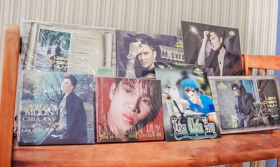 Một góc trong phòng, Lâm Chấn Huy trưng bày gọn gàng các album ca nhạc từng phát hành trong suốt 15 năm ca hát. Theo anh, đây là những đứa con tinh thần anh bỏ rất nhiều tâm huyết, tiền bạc...    