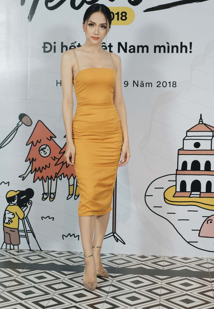 Mới đây, Hoa hậu Hương Giang tham dự sự kiện Gala trao giải cuộc thi về du lịch được tổ chức tại Hà Nội. Ngay từ khi vừa xuất hiện, mỹ nhân 9x lập tức thu hút sự chú ý của tất cả mọi người bởi vẻ đẹp gợi cảm, quyến rũ của mình.    