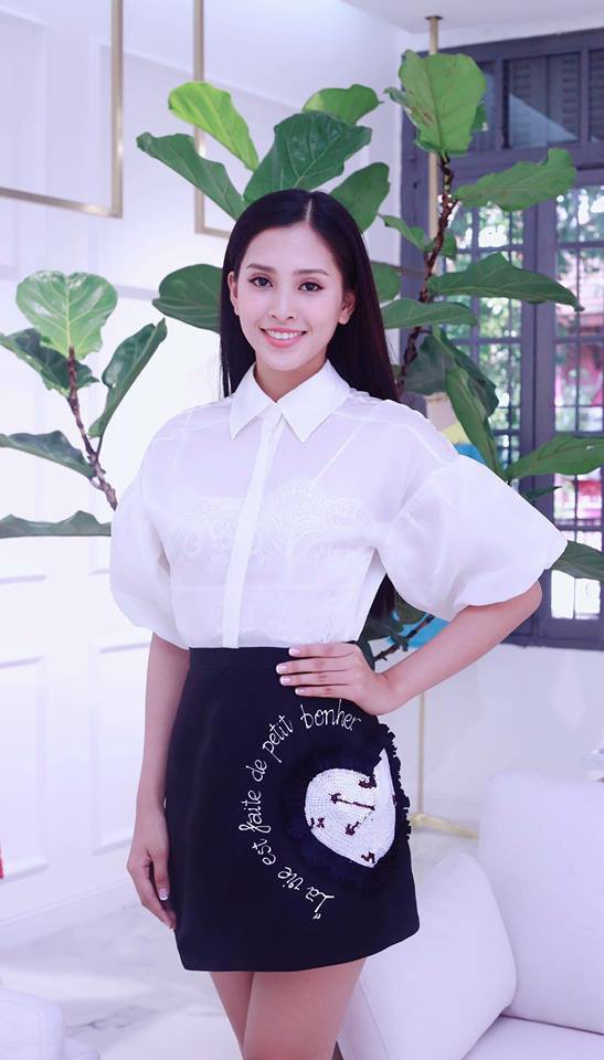 Tân hoa hậu Việt Nam 2018 diện áo sơ-mi voan tay bồng với chân váy đen ngắn thêu đính  