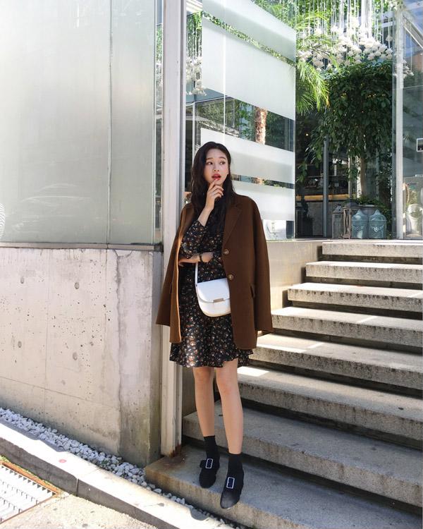Những chiếc áo khoác dạ tông màu tối như món đồ bất ly thân của không ít cô gái Hàn khi xuống phố ngày lạnh.  