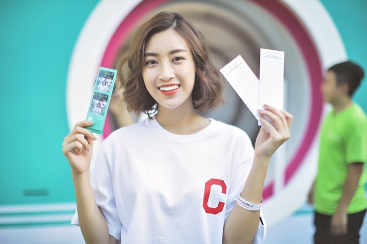 Đỗ Mỹ Linh hào hứng xếp hàng lấy vé và thẻ ra vào sự kiện, hào hứng chuẩn bị cho các hoạt động trong chương trình cùng các bạn trẻ Hàn Quốc.  