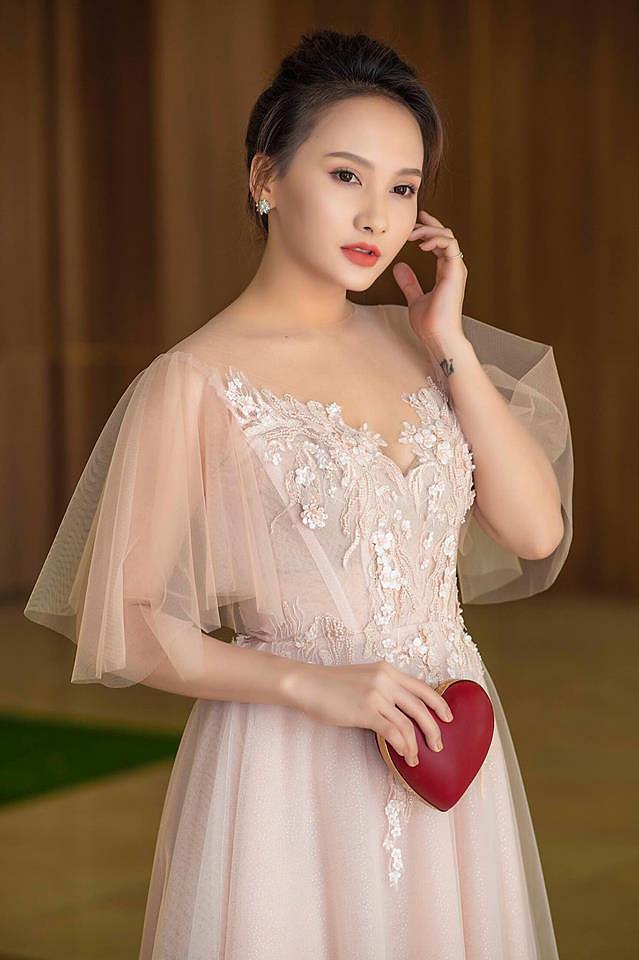 Trong lần xuất hiện này, nữ diễn viên phim “Sống chung với mẹ chồng” lựa chọn bộ váy được thiết kế điệu đà như một nàng công chúa.    