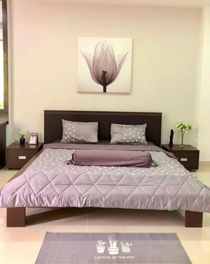 Phòng ngủ của 2 vợ chồng Quyền Linh- Dạ Thảo được trang trí với phông màu nhã nhặn.    