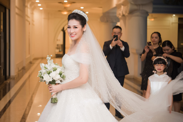 Được biết, ekip Chung Thanh Phong đã mất 1 tháng liên tục để hoàn thành mẫu váy cưới cho Tú Anh.    