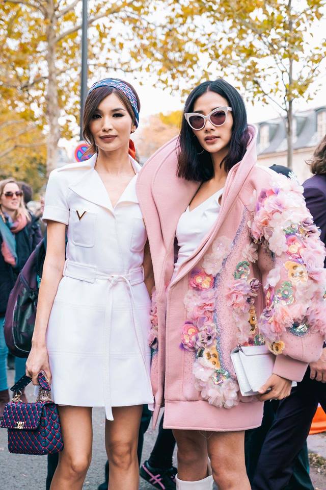 Cô chị Astrid xinh đẹp trong bộ phim “Siêu giàu Châu Á” và người mẫu Hoàng Thùy xuất hiện trước thềm của một show thời trang thuộc Paris Fashion Week  