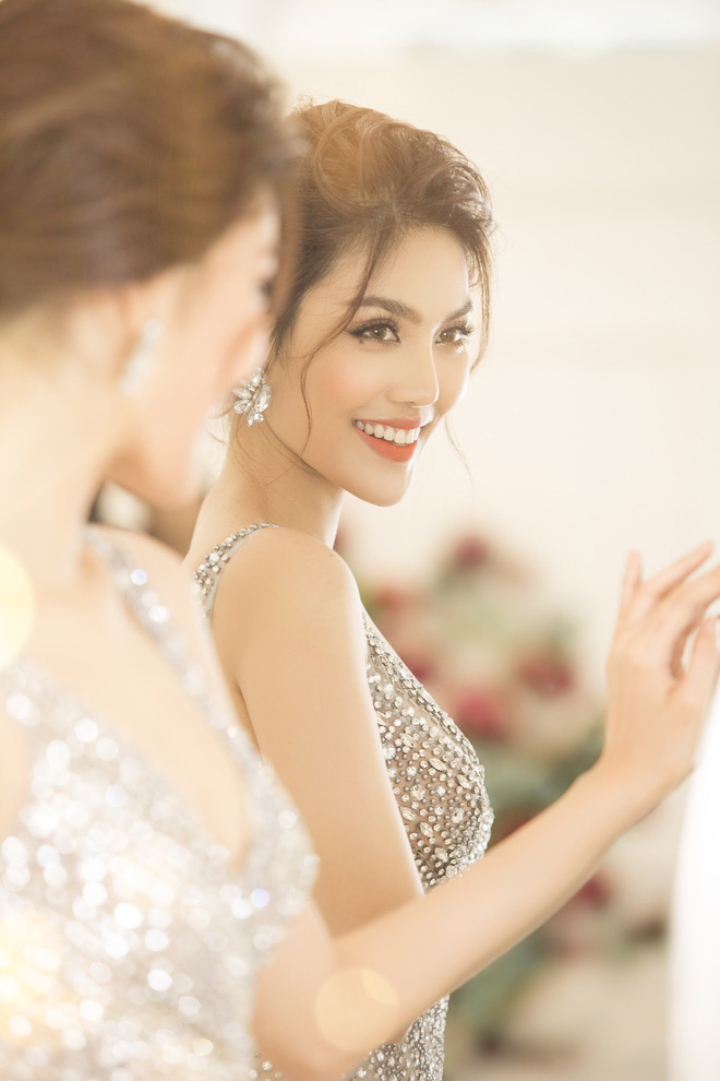 Cận cảnh vẻ đẹp sang trọng của Lan Khuê trong chiếc váy cưới được thiết kế cầu kỳ nhất.    