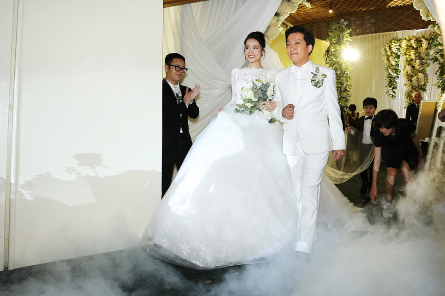 Theo chia sẻ của nhà thiết kế Chung Thanh Phong, váy cưới có phần tùng được tạo nên từ 200 m vải lưới. Anh xử lý độ phồng bằng cách xếp đan xen 30 lớp vải. Chất liệu nhập từ Hàn Quốc khiến trang phục cồng kềnh, nhưng vẫn nhẹ, giúp cô dâu có thể di chuyển dễ dàng.   