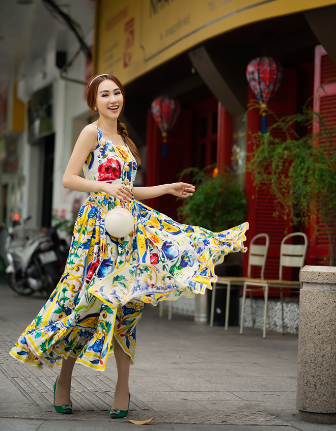 Chiếc đầm 2 dây Docle Gabbana dáng xoè xếp ly với sắc màu rực rỡ giúp Ngân Khánh khoe trọn vẻ sành điệu tiểu thư.  