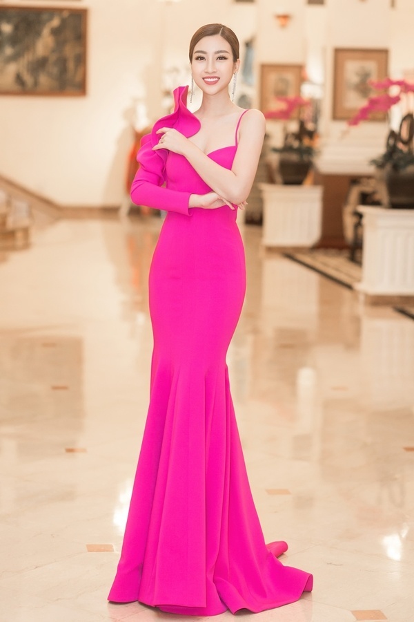 Hoa hậu Đỗ Mỹ Linh nổi bật với bộ váy màu hồng cánh sen ôm sát, khoe thân hình gợi cảm. Sau thời gian để tóc ngắn, Đỗ Mỹ Linh đã làm mới hình ảnh bằng kiểu tóc nối dài. 