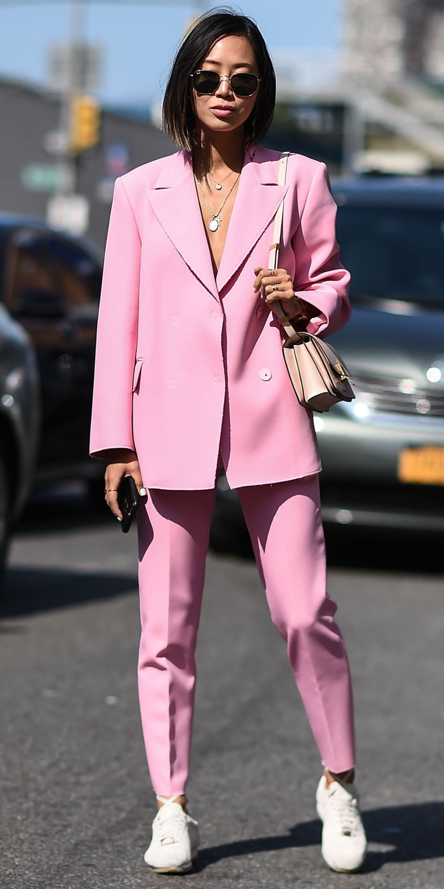 Fashionista Aimee Song chọn cho mình bộ suit hồng và đôi giày sneakers trắng năng động.