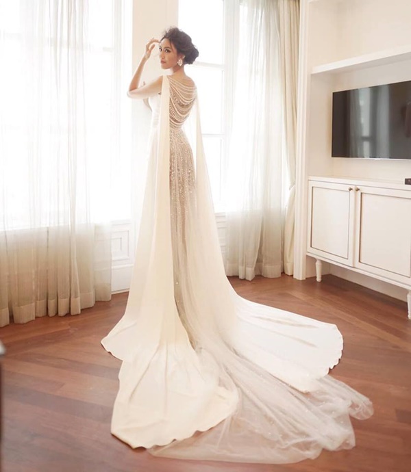 Lan Khuê là cô dâu đẹp nhất tuần với bộ váy cưới được thiết kế tinh xảo đến từng chi tiết của NTK Hà Thanh Huy.    