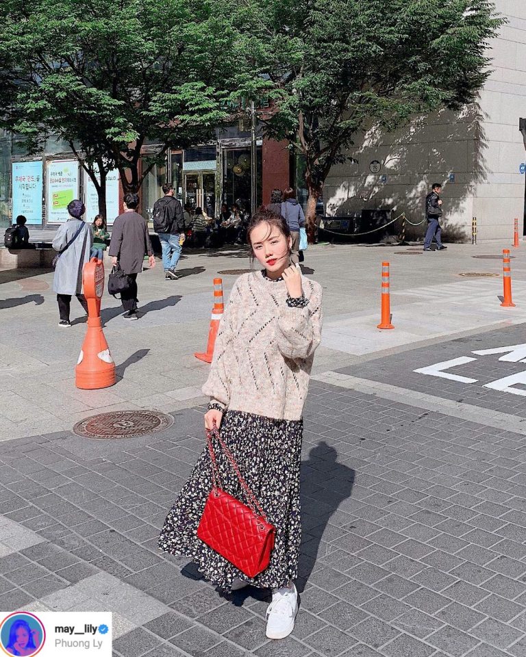Giọng ca Mặt trời của em ngọt ngào với phong cách Hàn Quốc. Chiếc váy hoa nhí dài thướt tha được phối cùng áo len đơn giản. Chiếc túi xách đỏ là điểm nhấn nổi bật.    
