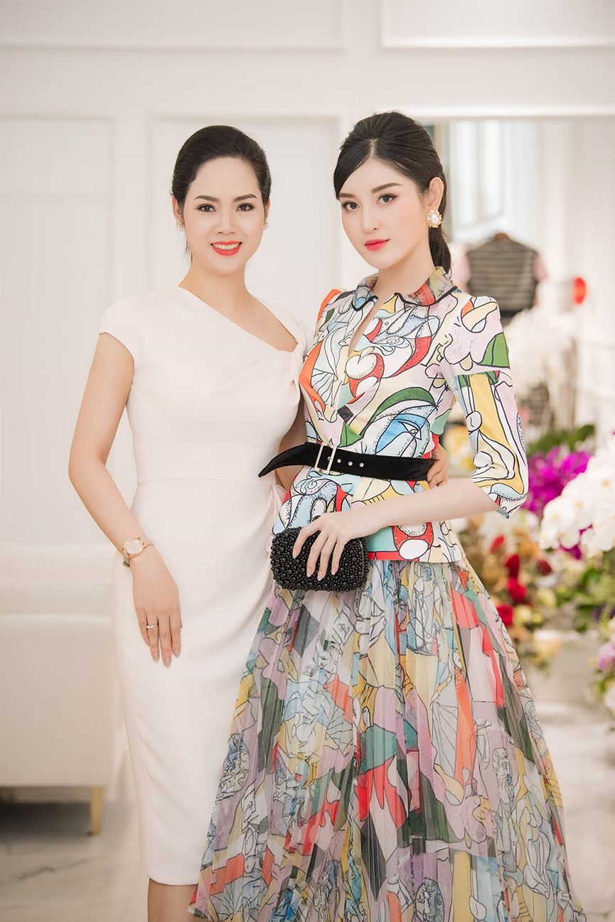 Hoa hậu Việt Nam 2002 và Á hậu Việt Nam 2014 đọ sắc tại showroom của NTK Lê Thanh Hoà. Cả hai cùng diện những thiết kế mới nhất của anh.  