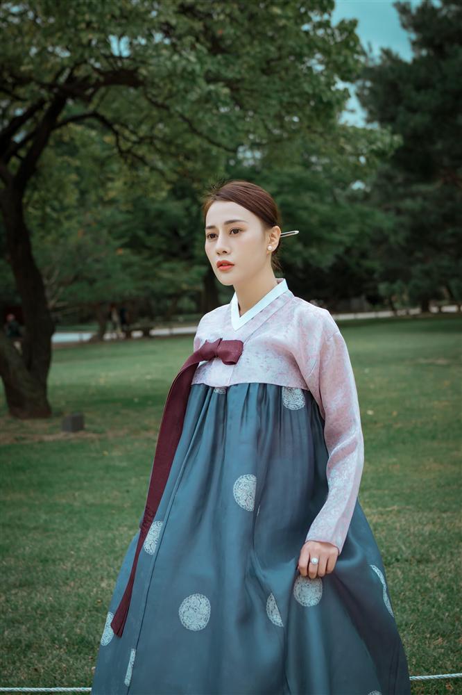 Khi đến thăm cố cung Gyeongbok, Phương Oanh không quên chụp hình với hanbok - trang phục truyền thống của người Hàn Quốc.    