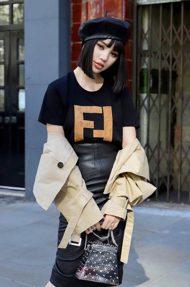 Chinh chiến tại London Fashion Week mùa này, Hoa hậu Jolie Nguyễn đã gây ấn tượng mạnh ngay từ bộ cánh street style đầu tiên.    