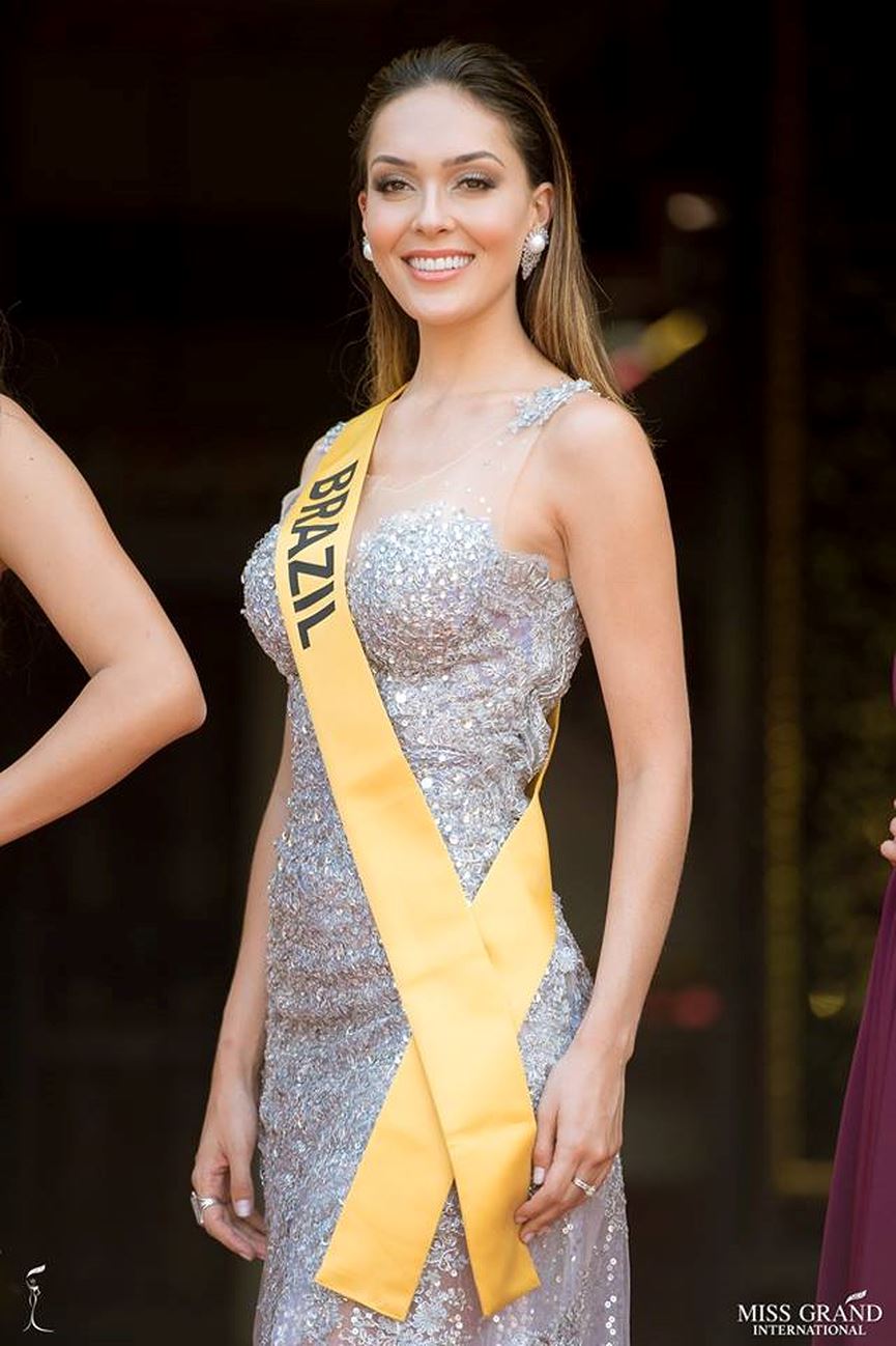 Hoa hậu Brazil diện váy ánh bạc quyến rũ.  