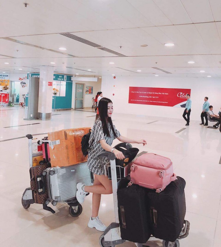 Chiếc áo dáng dài theo style giấu quần là trang phục mà Ngọc Ánh - quán quân The Voice 2018 diện khi ra sân bay.  