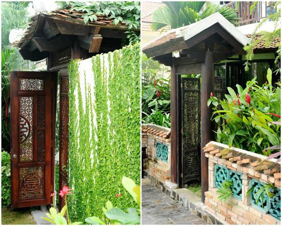 Cổng vào ‘Khu vườn yên tĩnh’ gây ấn tượng mạnh với gỗ chạm trổ kỳ công và mái ngói xô nghiêng. Tất cả được Hồng Nhung tận tay mua từ ngoài Bắc chuyển vào Sài Gòn.  