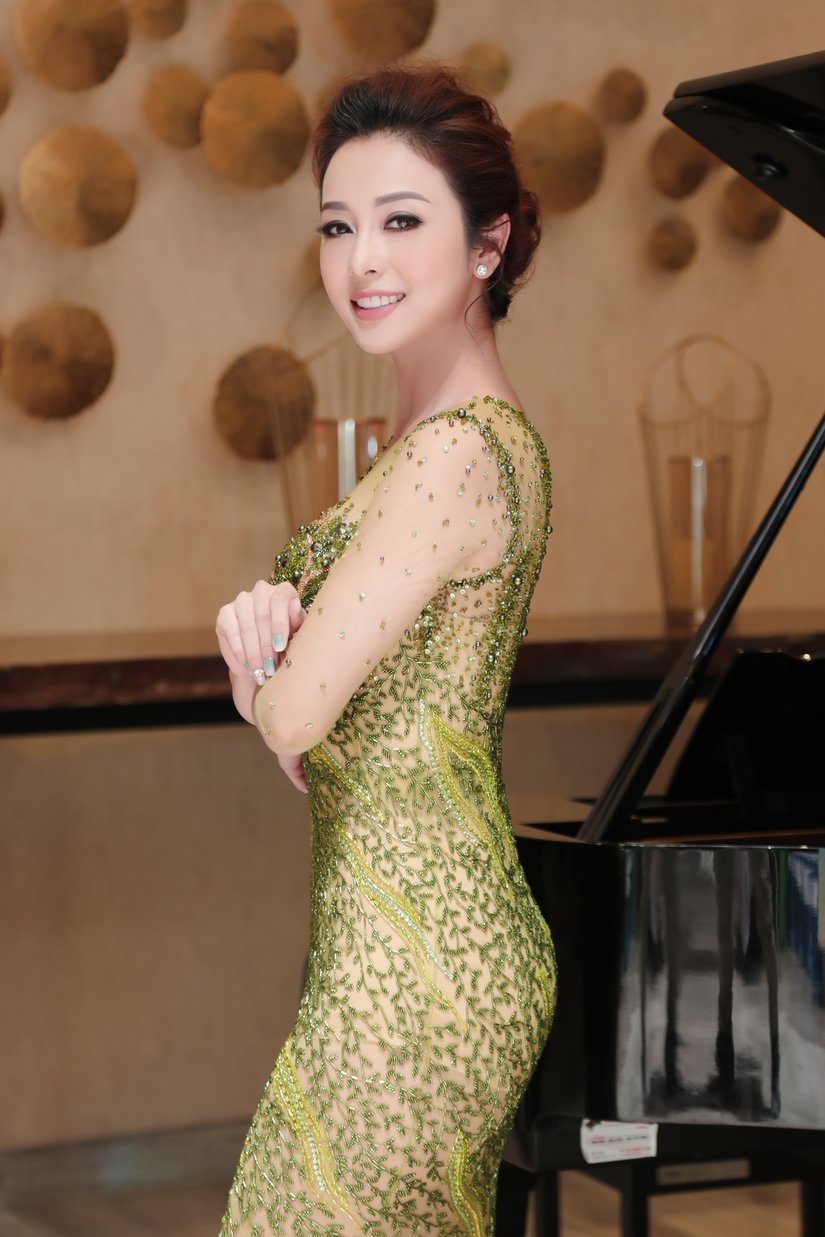 Hình ảnh Hoa hậu 3 con hút mọi ánh nhìn nhờ diện chiếc váy màu xanh lá xuyên thấu của nhà thiết kế Hoàng Hải.    