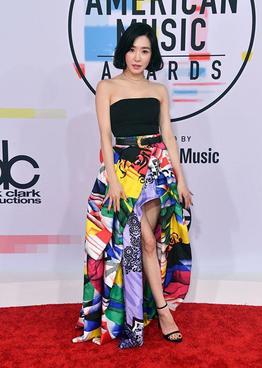 Mới đây, trong lễ trao giải American Music Award 2018 tại Mỹ, nữ ca sĩ Tiffany Young cũng xuất hiện sang chảnh với thiết kế tương tự mẹ chồng Hà Tăng. Cô phối cùng áo ống ôm sát body.     