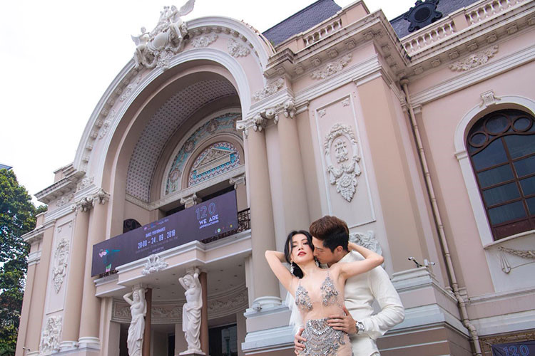 Mới đây, trên trang cá nhân, nữ diễn viên kiêm ca sĩ Sĩ Thanh bất ngờ tung bộ ảnh cưới chụp tại các địa điểm nổi tiếng ở TPHCM như Nhà hát lớn, nhà thờ Đức Bà và Bưu điện thành phố.  