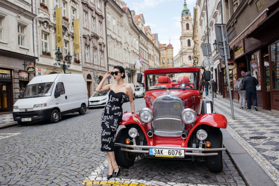 Xuân Lan diện váy đen ôm sát, tạo dáng bên mẫu xe đẹp mắt. Không quá cầu kỳ, nữ siêu mẫu vẫn nổi bật trên đường phố châu Âu.    